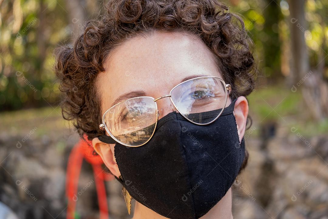 Vista de uma linda mulher brasileira usando rímel e sorrindo com os olhos.