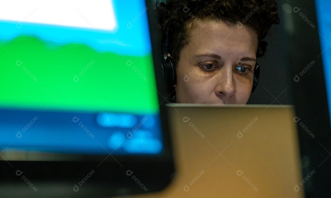 Mulher hacker trabalhando na rede de computadores.