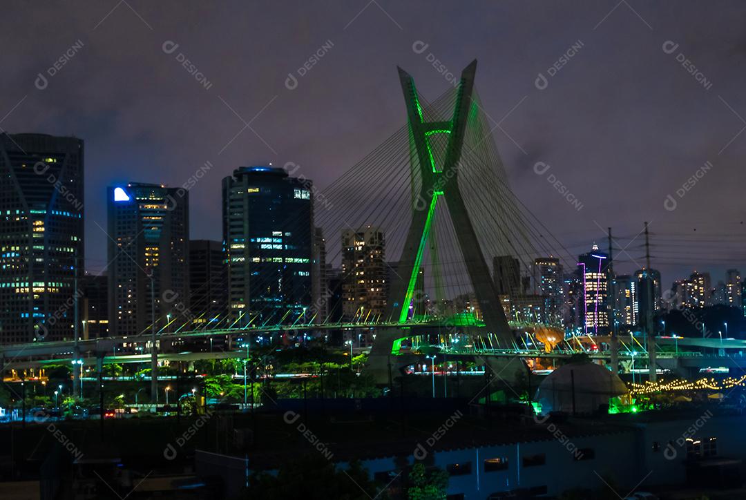 vista da ponte estaiada de são paulo à noite.