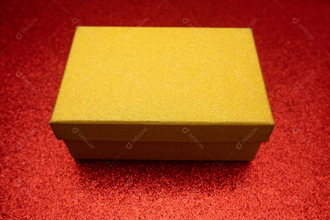 Vista superior de uma caixa de presente para o dia dos namorados.