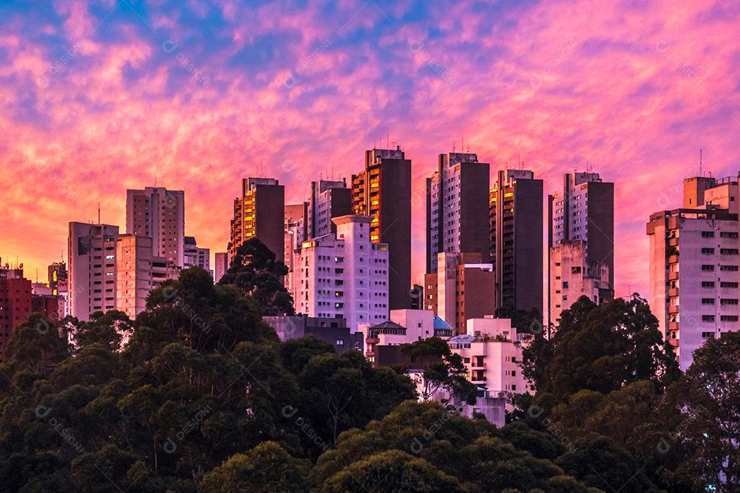 Edifícios em são paulo com céu colorido e único pôr do sol.