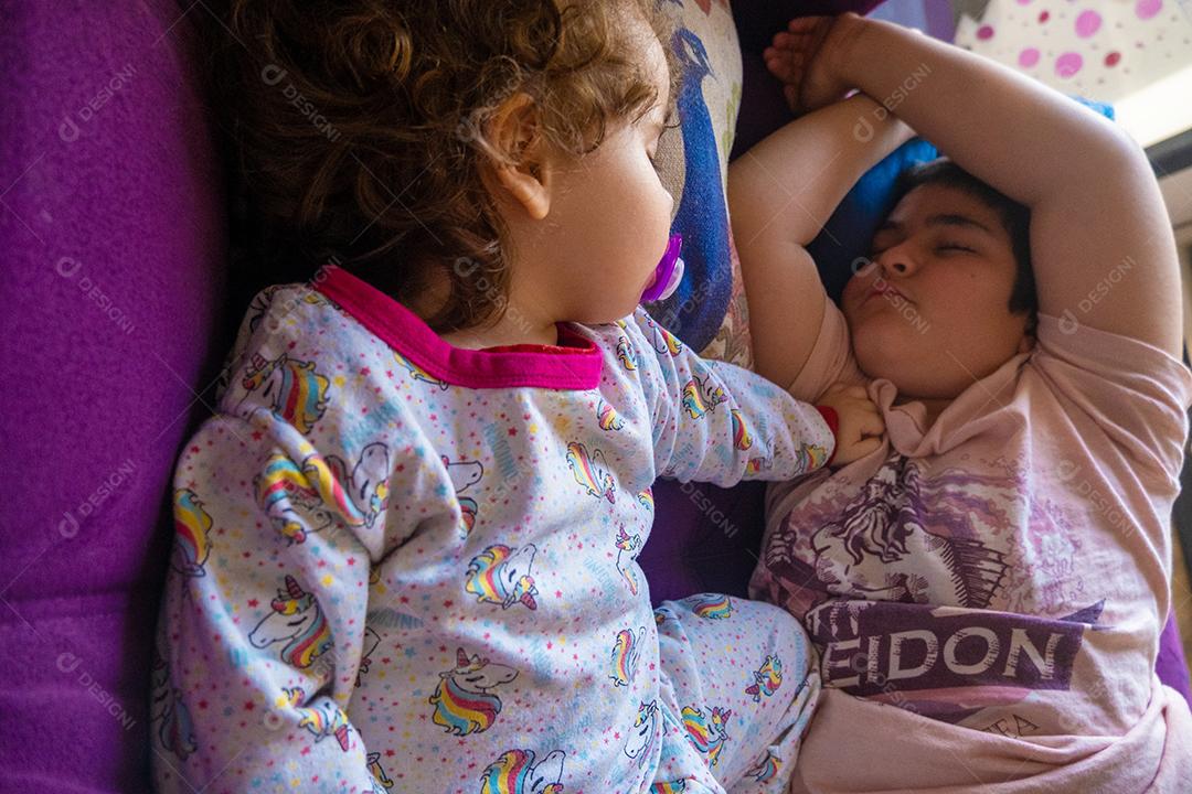 Vista do irmão e da irmã tirando uma soneca juntos.