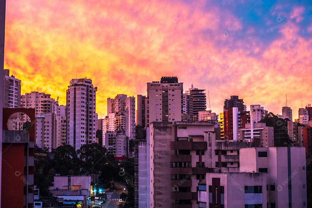 Edifícios em são paulo com céu colorido e único pôr do sol.