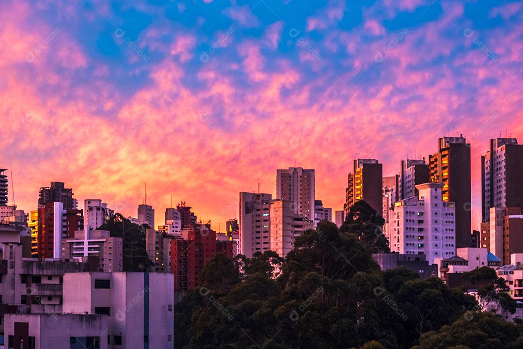 Edifícios em são paulo com céu colorido e único pôr do sol.