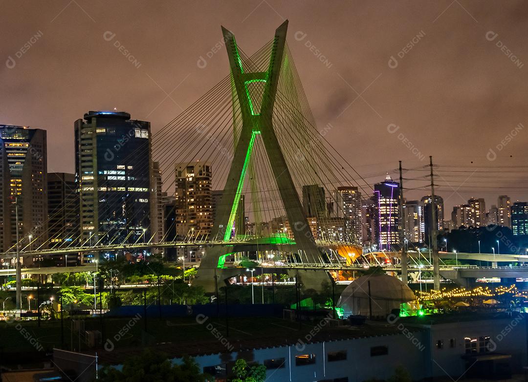 vista da ponte estaiada de são paulo à noite.
