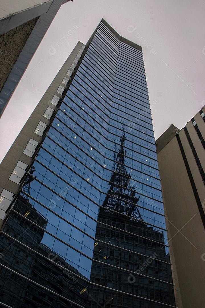 Arranha-céus da famosa Avenida Paulista em uma das maiores metrópoles do mundo localizada em São Paulo.