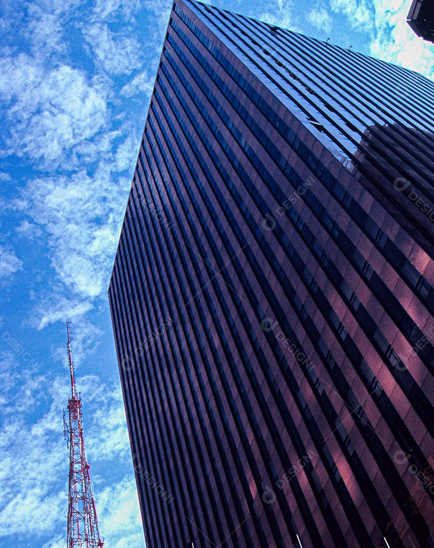 Arranha-céus da famosa Avenida Paulista em uma das maiores metrópoles do mundo localizada em São Paulo.