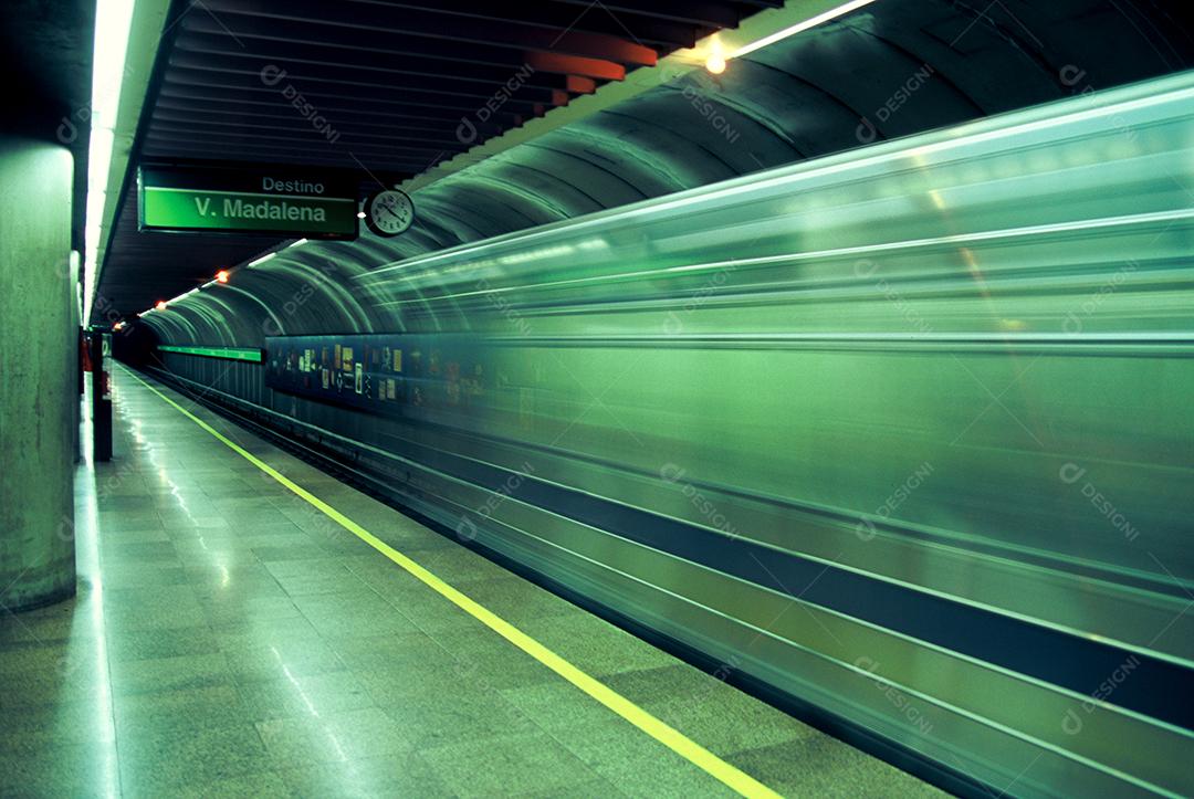 Estação de metrô na Avenida Paulista na cidade de São Paulo, com destino à Vila Madalena.