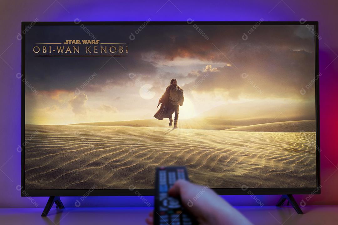 Obi Wan Kenobi uma série de Star Wars na tela da TV e mulher segurando um controle remoto, 28 de abril, São Paulo, Brasil.