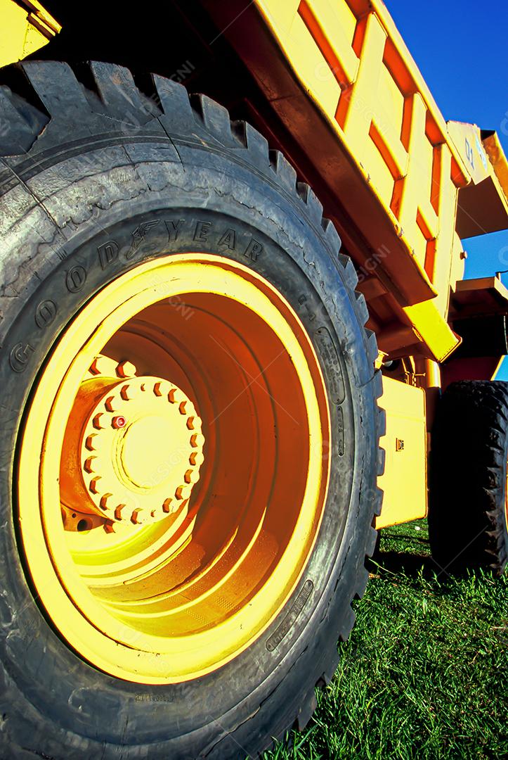 Caminhões pesados ​​para grandes obras de engenharia civil.