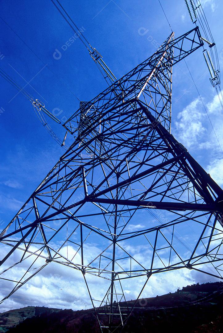 Torres de transmissão de energia, localizadas em Santa Catarina, Brasil.