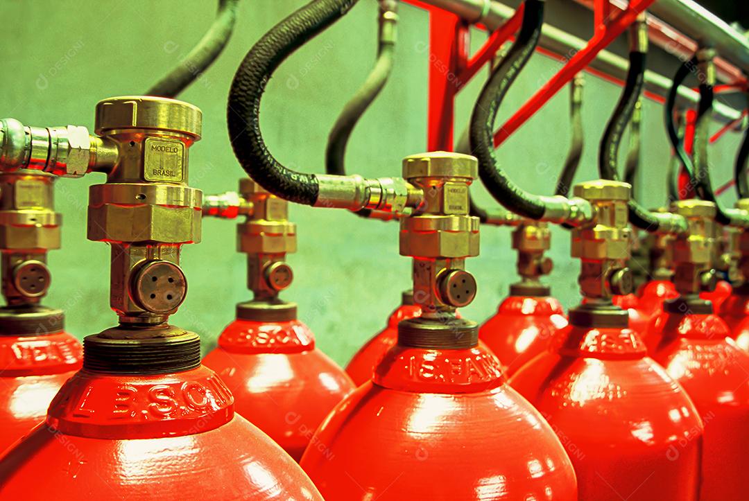 Cilindros químicos, cheios e interligados em uma indústria brasileira.2-35