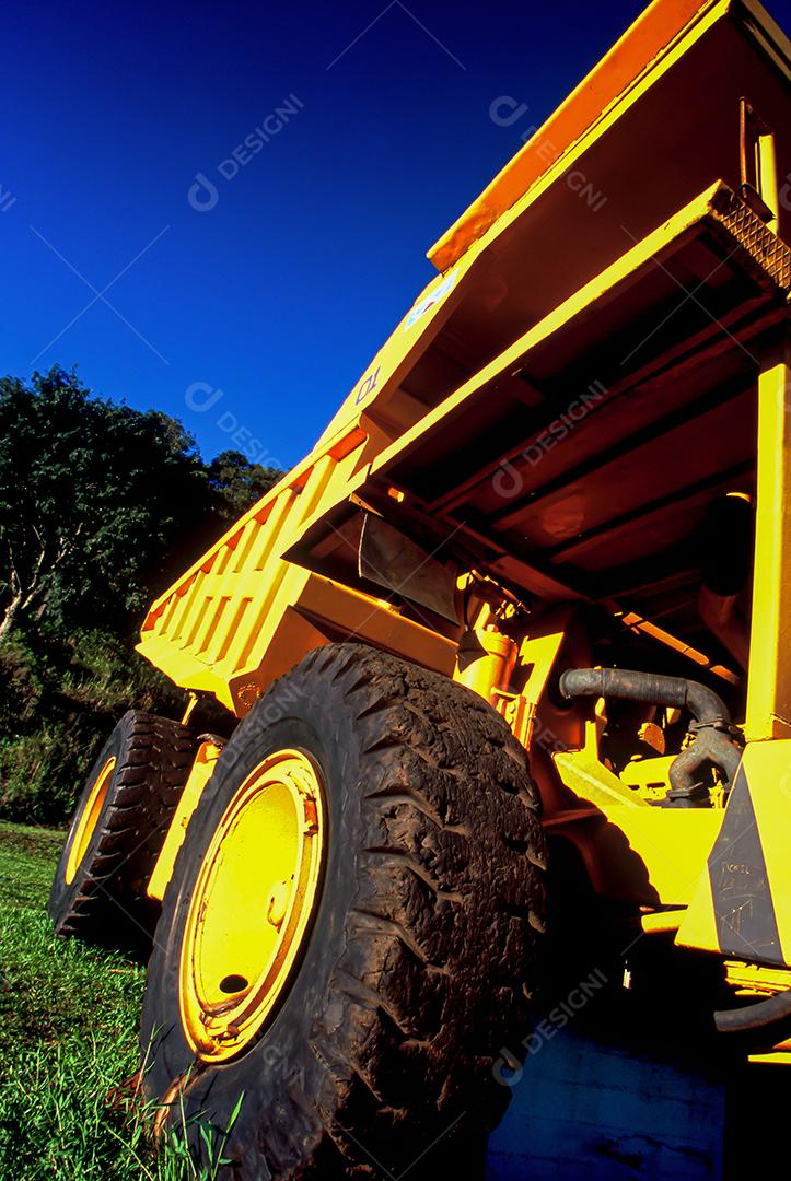 Caminhões pesados ​​para grandes obras de engenharia civil.