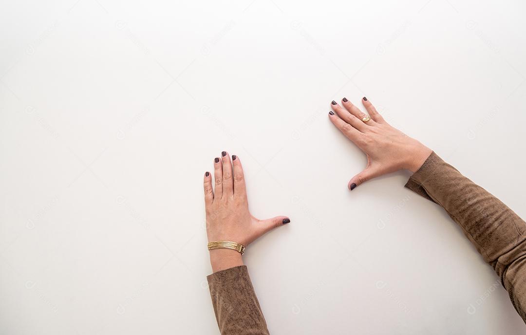 Vista superior na mulher de negócios explicando algo usando as mãos  .