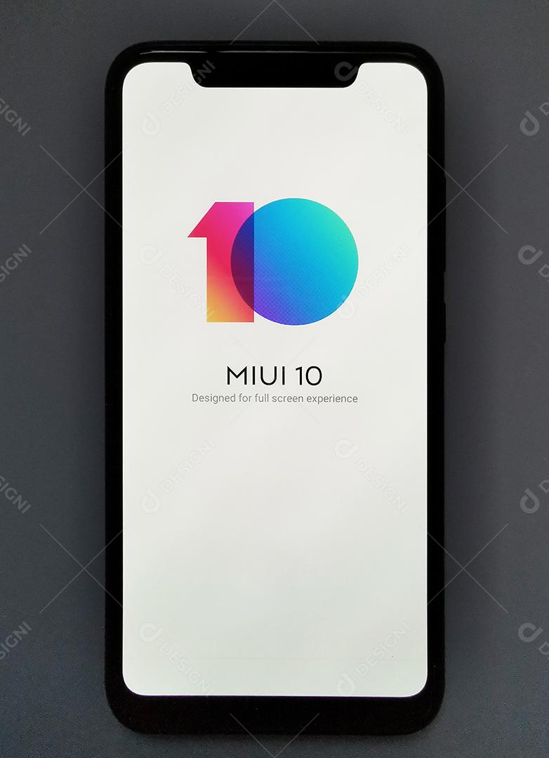 Vista superior do telefone Xiaomi Mi 8 com interface Miui 10