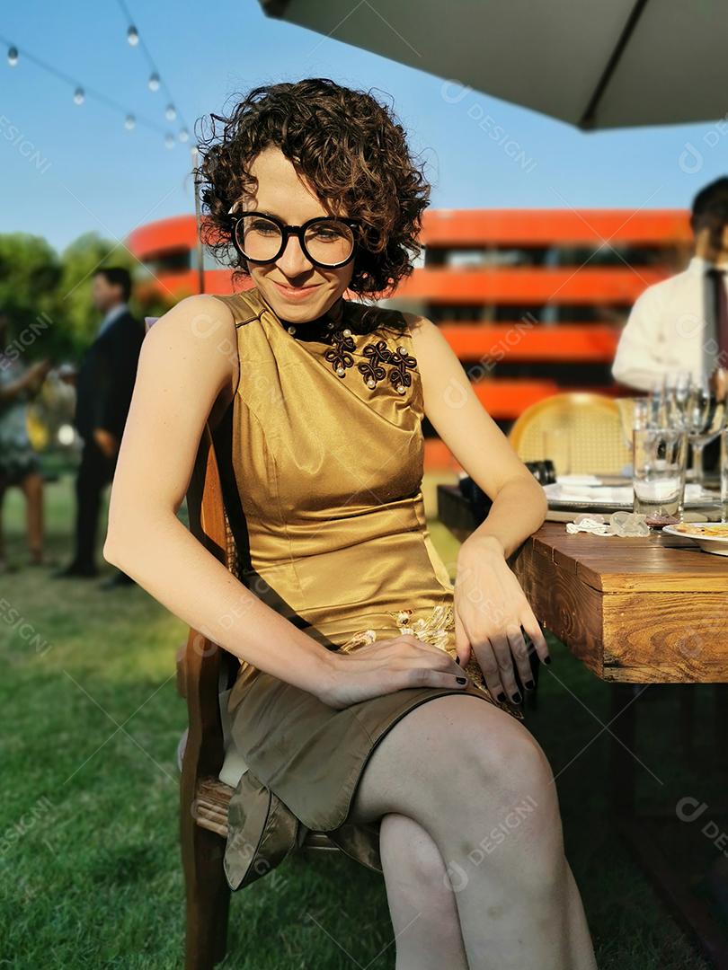 Linda mulher bem vestida em evento social.