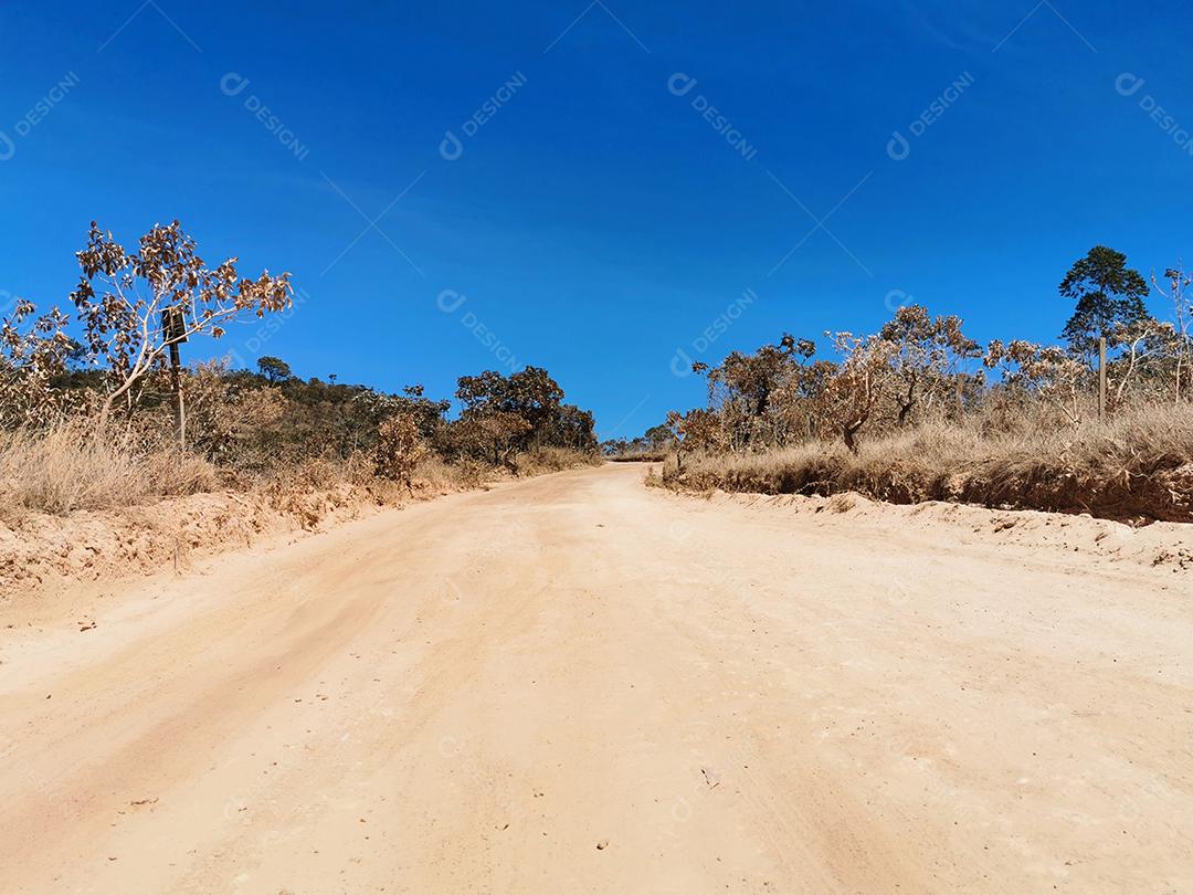 Baixa vista da estrada de terra com céu azul na Chapada dos Veadeiros.