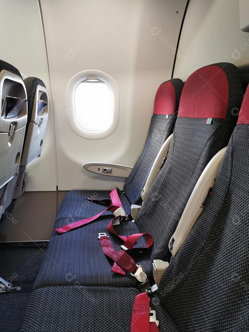 Vista dos assentos de passageiros do avião.
