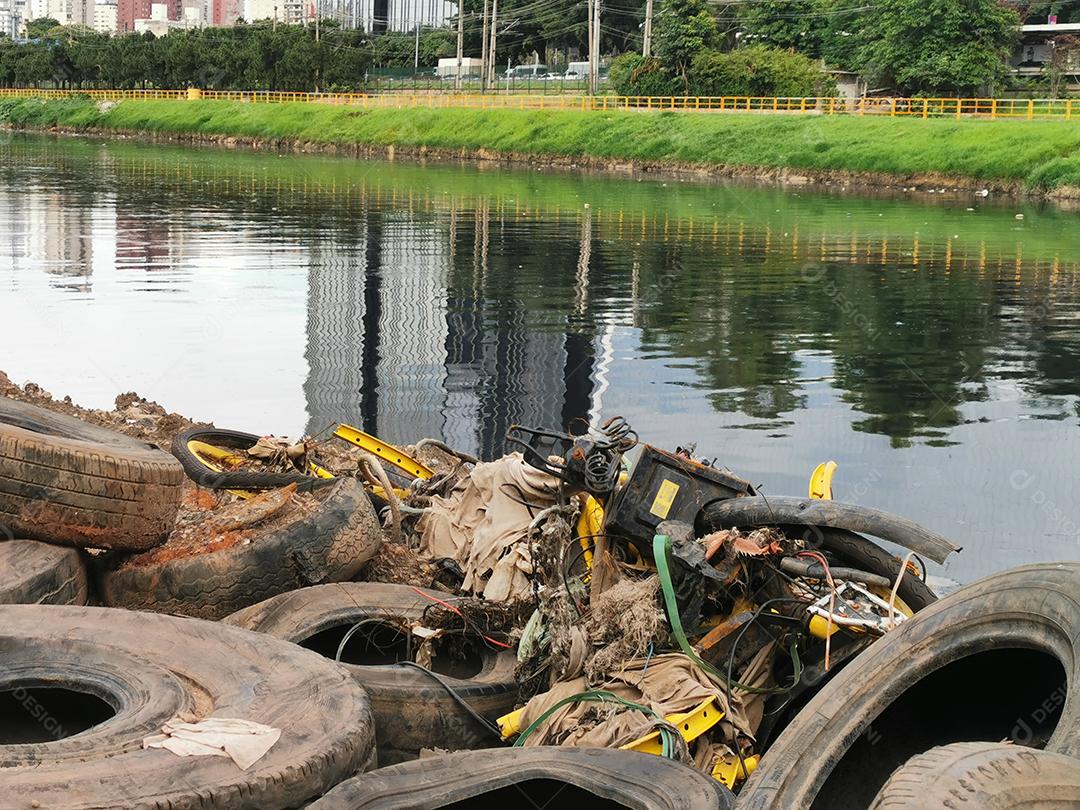 Lixo e poluição e destruição nas margens do rio Pinheiros.