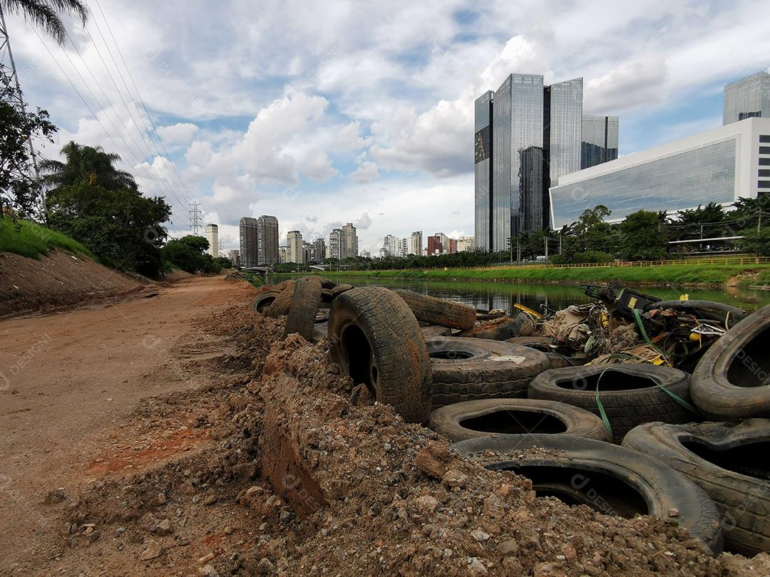 Lixo e poluição e destruição nas margens do rio Pinheiros.