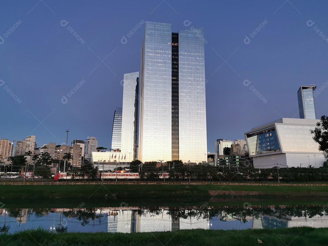 Vista noturna de edifícios na marginal e rio pinheiros.