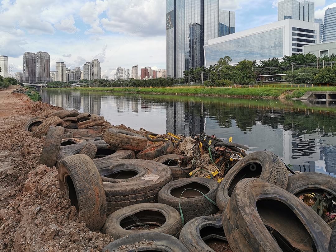 Lixo e poluição e destruição às margens do rio Pinheiros.