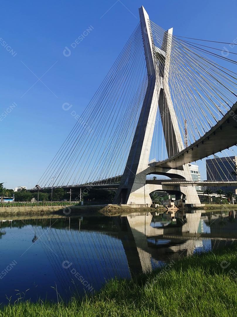 Vista da ponte estaiada na cidade de São Paulo.