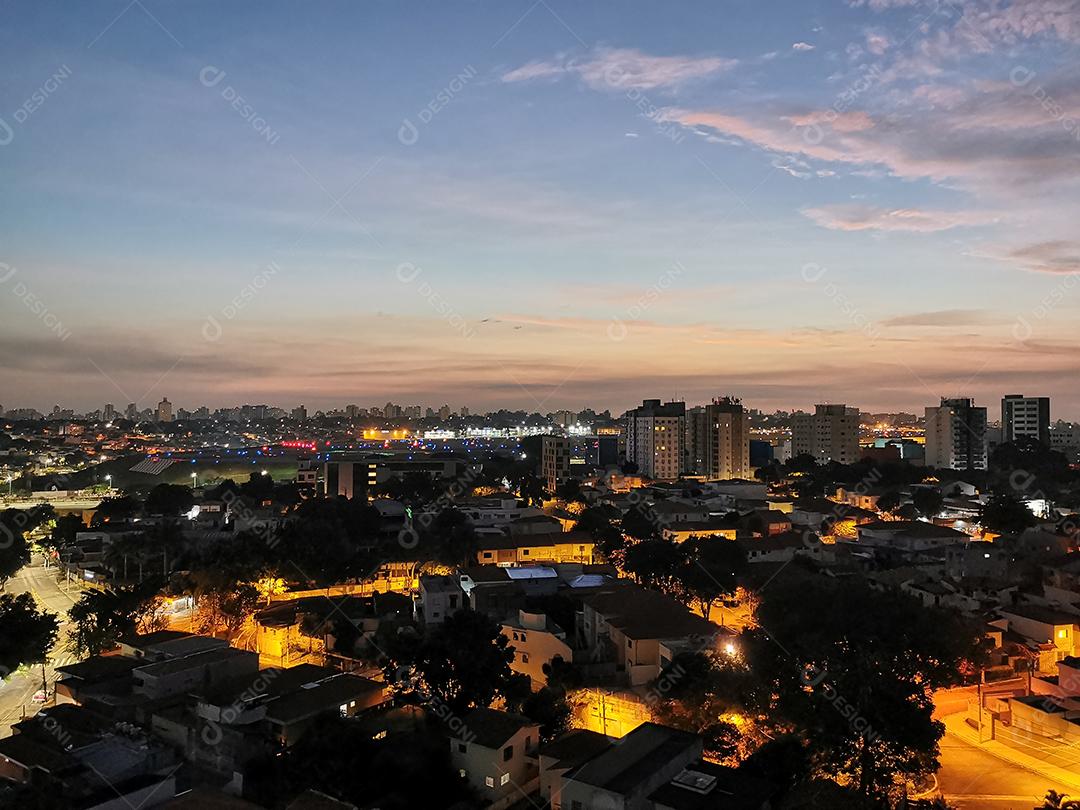 Vista do amanhecer da pista do aeroporto doméstico de Congonhas.