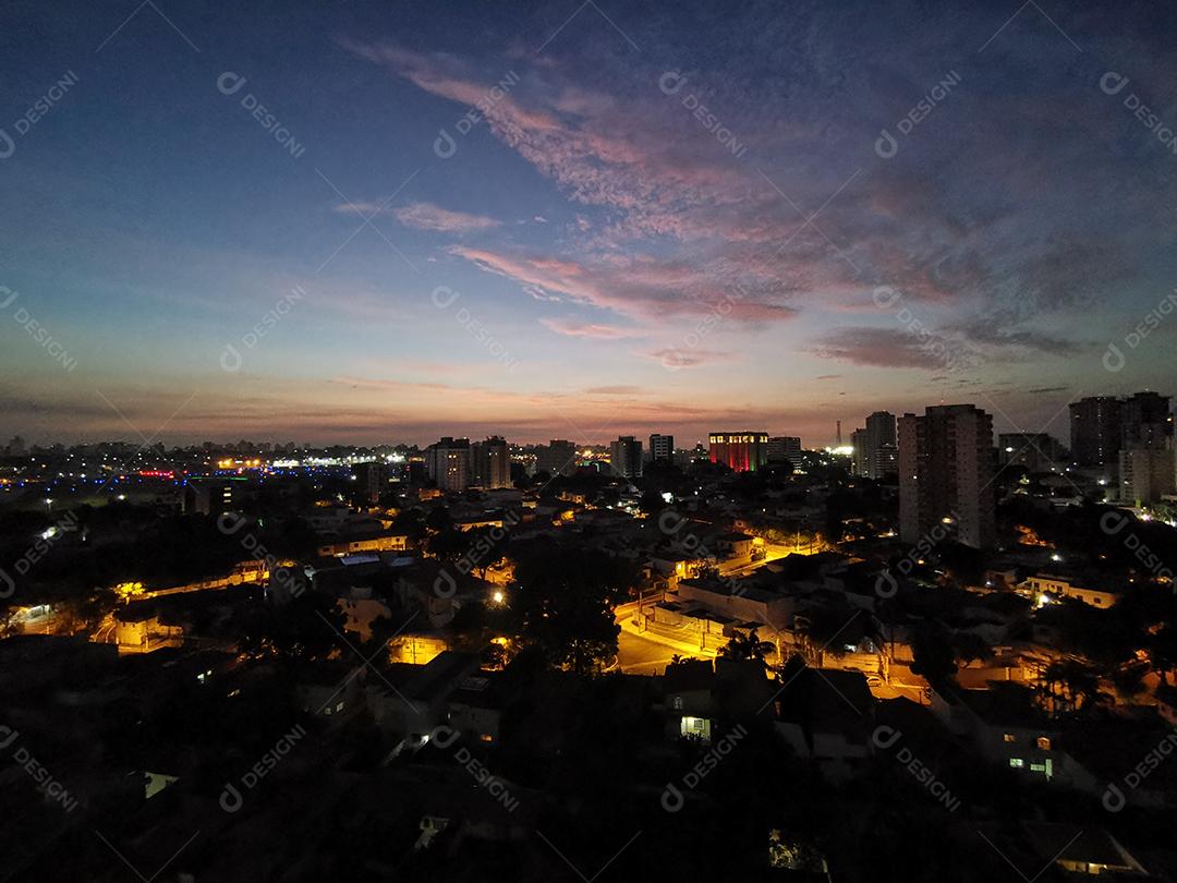 Vista do amanhecer da pista do aeroporto doméstico de Congonhas.