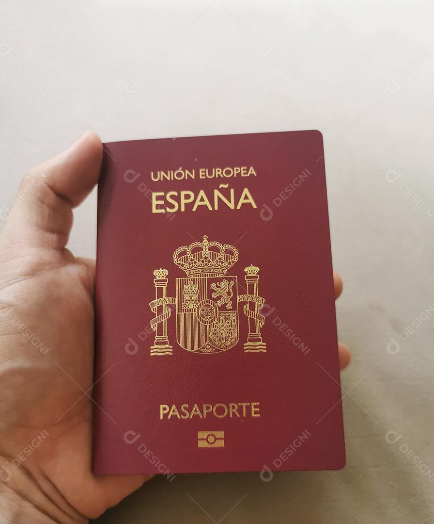 Vista de pessoa com passaporte espanhol.