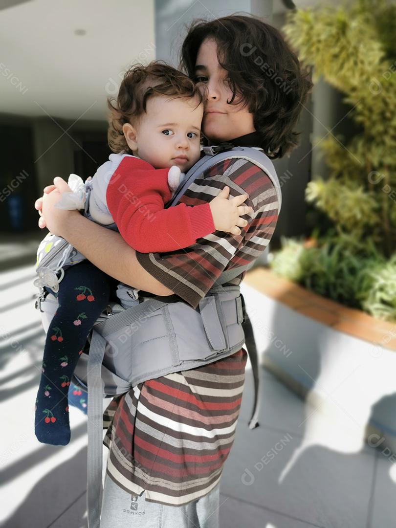 Irmão mais velho carregando a irmã mais nova