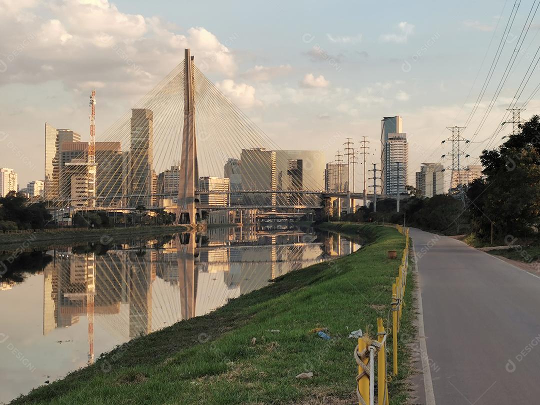 Vista da ponte estaiada da ciclovia marginal.