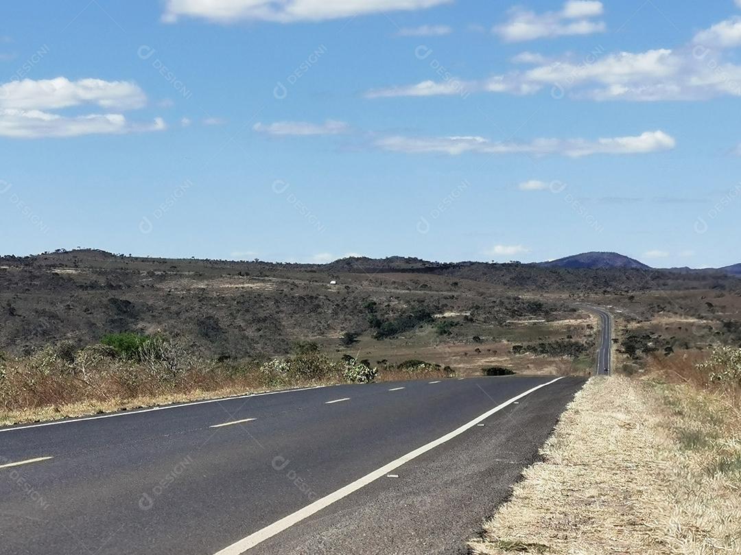 Baixa vista de uma estrada com céu azul na Chapada dos Veadeiros.