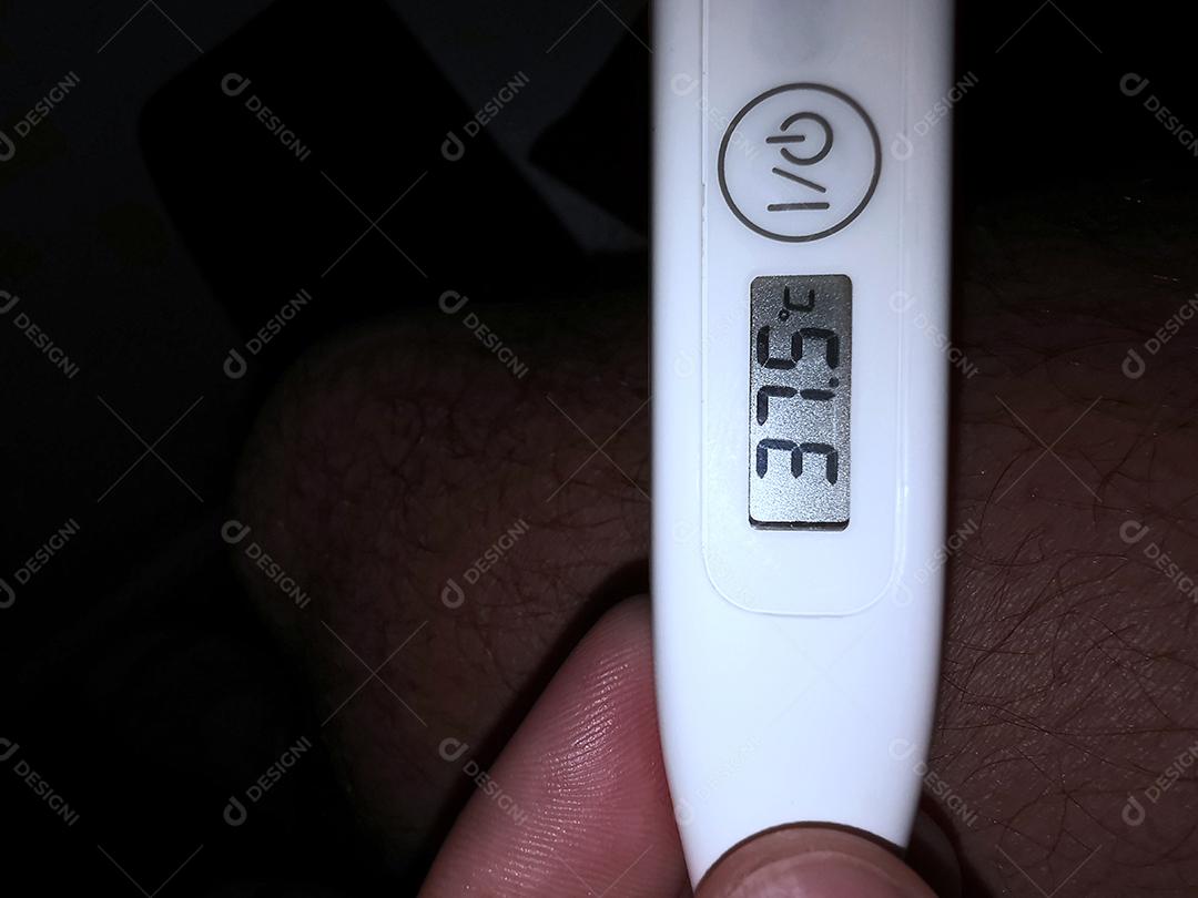 Termômetro corporal marcando 37,5 graus.