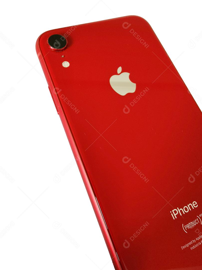 Vista do smartphone iPhone XR vermelho sobre fundo branco