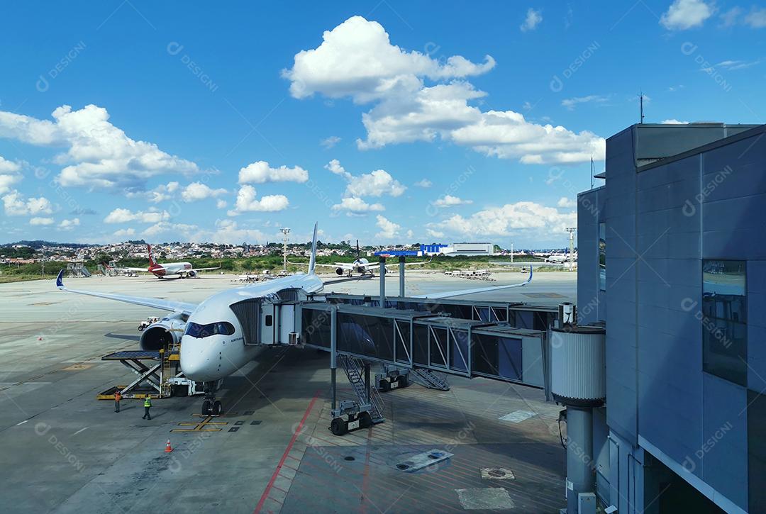 Vista externa do aeroporto de Guarulhos com passageiros embarcando em aeronave da Air France.