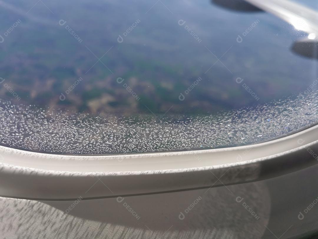 Vista de cristais de neve da janela do avião