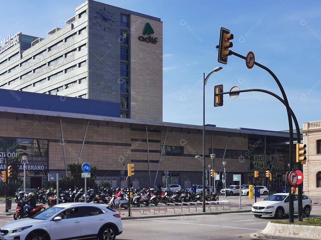Málaga, Espanha - 18 de fevereiro de 2021: Vista da Estação Ferroviária Maria Zambrano em Málaga.