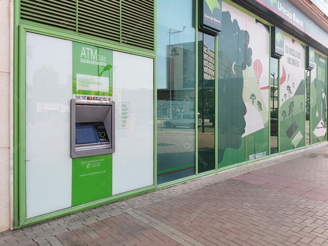 Málaga, Espanha - 18 de fevereiro de 2021: Vista do banco Unicaja e ATM em Málaga Espanha.