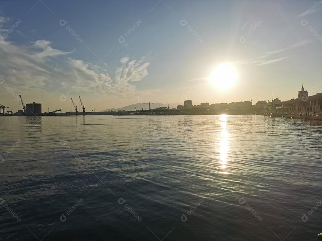 vista do mar Mediterrâneo da cidade de Málaga ao pôr do sol.