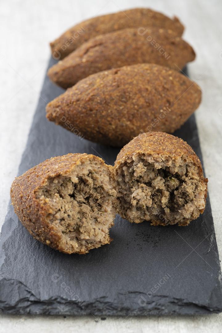 Quibe frito árabe tradicional sobre placa de pedra. Brasil típico