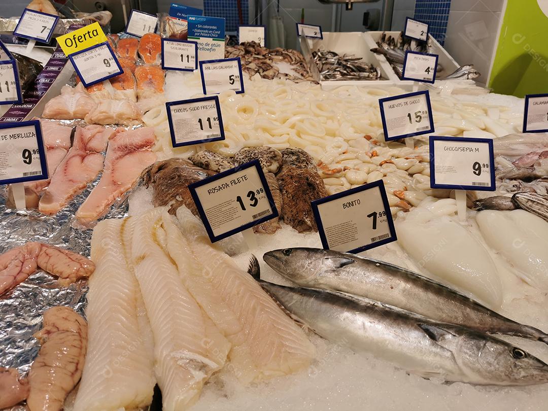 Málaga, Espanha - 18 de fevereiro de 2021: Vista de vários tipos de peixe no mercado de Málaga.