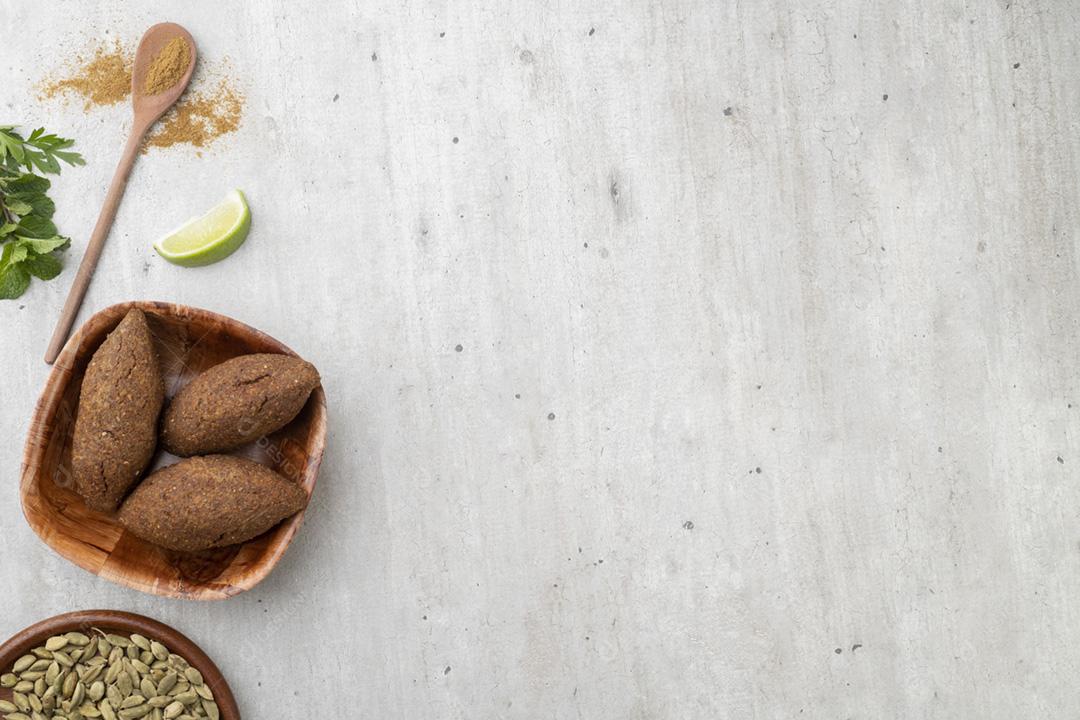 Quibe frito árabe tradicional com espaço de cópia. Lanche típico brasileiro.
