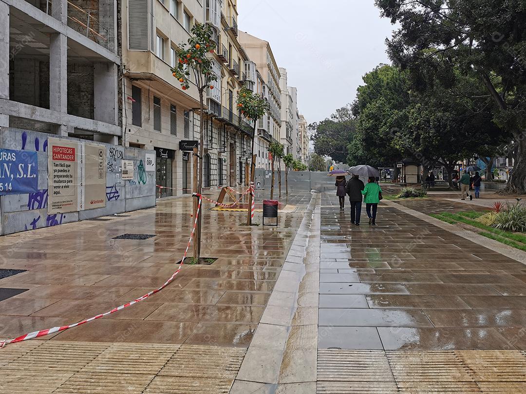 Málaga, Espanha - 21 de fevereiro de 2021: Vista das ruas do Soho Málaga em um dia chuvoso