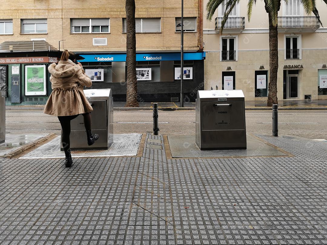 Málaga, Espanha - 22 de fevereiro de 2021: Vista de mulher usando o pé para abrir lixo em pandemia.