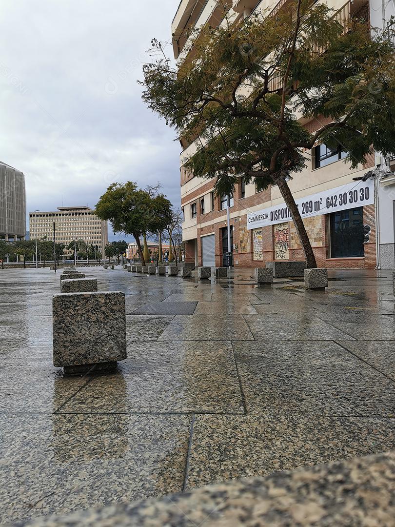 vista da famosa praça de Málaga durante a chuva.