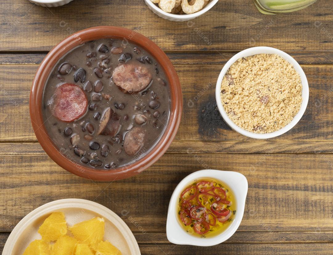 Tradicional feijoada brasileira com laranja, pimenta e mandioca fl