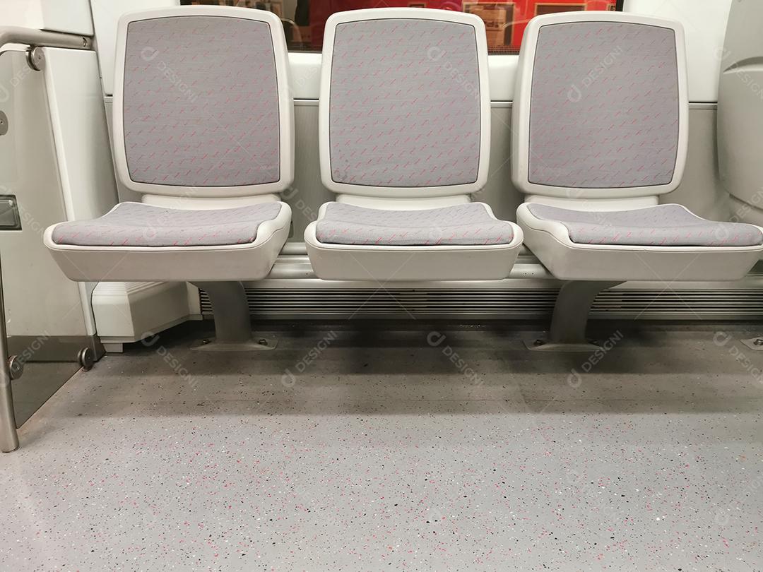 Vista de assentos vazios no vagão de trem.