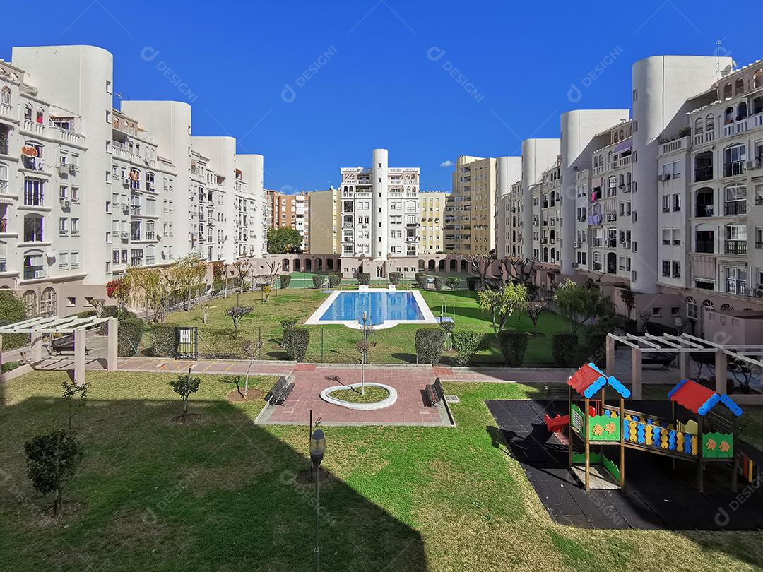 Vista dos edifícios na praia de Torremolinos, na Espanha.