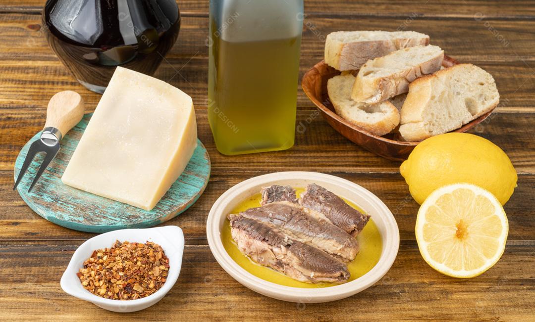 Peixe, queijo, azeite, limão siliciano, vinho, pimenta e pão